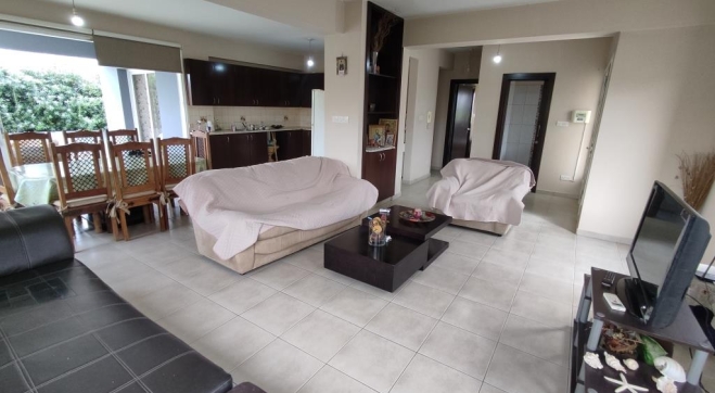 Detached bungalow 3 bedroom with big garden for rent in Pervolia.