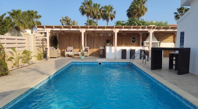 Luxury 3 bed beach bungalow with pool and garden for rent in Meneou.