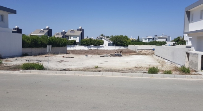 Plot for sale in Pervolia tourist area