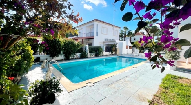 Three bed beach villa for rent in Pervolia