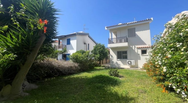 Two bed house with big garden near the beach