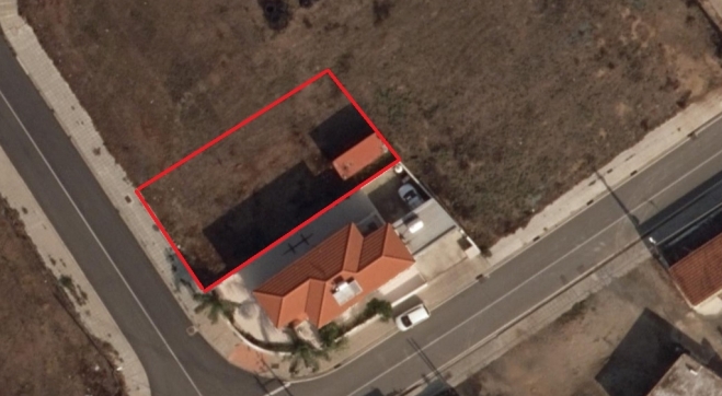 Half building plot for sale in Kiti