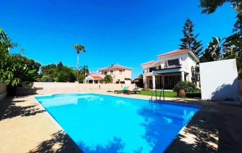 CV2613, 3 bed house with large garden and pool near the beach in Meneou