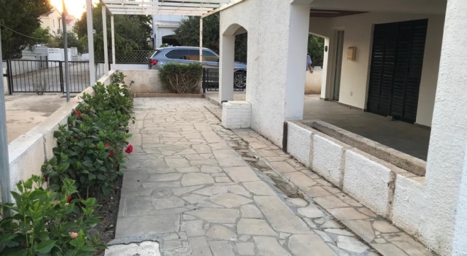 Two bed house walking distance to the beach