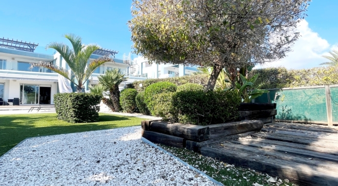 3 bed ground floor sea front apartment for rent