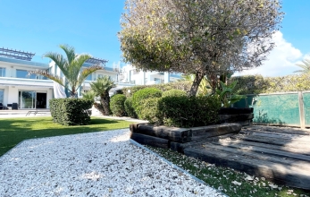 CV2672, 3 bed ground floor sea front apartment for rent
