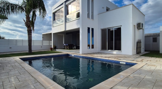 3 bed detached beach villa with pool for rent in Pervolia