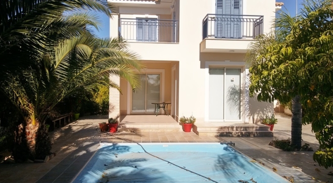 3 Bed house for rent in Pervolia close to the beach with POOL!